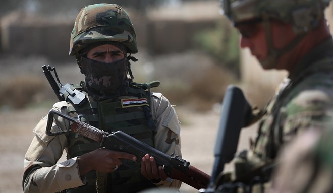 Một l&iacute;nh đặc nhiệm Mỹ đang chiến đấu ch&ocirc;́ng khủng b&ocirc;́ IS tại Iraq