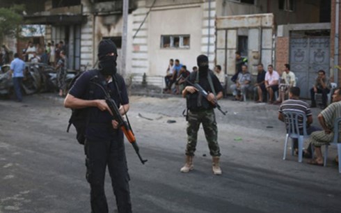 Lực lượng an ninh Hamas c&oacute; mặt tại hiện trường một vụ nổ ở Gaza