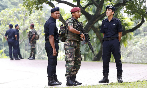 Qu&acirc;n đội tuần tra b&ecirc;n ngo&agrave;i nơi tổ chức hội nghị thượng đỉnh ASEAN