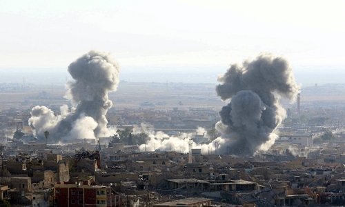 Kh&oacute;i bốc l&ecirc;n sau một đợt kh&ocirc;ng k&iacute;ch của li&ecirc;n minh quốc tế ở thị trấn Sinjar, Iraq