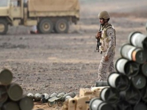 Một người l&iacute;nh Saudi Arabia đi bộ gần một b&atilde;i chứa đạn dược