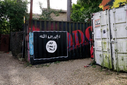 L&aacute; cờ của khủng bố IS tr&ecirc;n ng&otilde; phố ở Syria