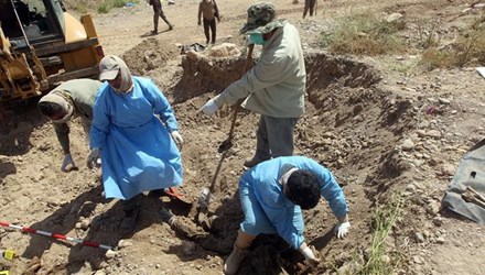 Lực lượng an ninh Iraq kiểm tra hố ch&ocirc;n tập thể c&aacute;c nạn nh&acirc;n được cho bị khủng bố IS giết hại tại Tikrit, Iraq hồi th&aacute;ng 4/2015