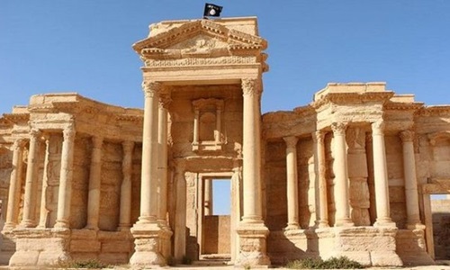 L&aacute; cờ đen của tổ chức khủng bố IS xuất hiện tr&ecirc;n một di t&iacute;ch cổ ở Palmyra từ th&aacute;ng trước