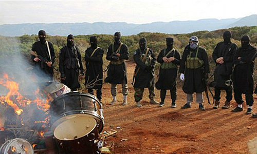 Phi&ecirc;́n qu&acirc;n khủng b&ocirc;́ IS ở Libya đốt một nhạc cụ trong video tuy&ecirc;n truyền