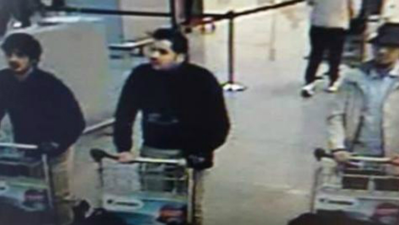 Ba nghi phạm vụ tấn c&ocirc;ng tại s&acirc;n bay Zaventem ở thủ đ&ocirc; Brussels (Bỉ) ng&agrave;y 22/3 qua h&igrave;nh ảnh camera an ninh