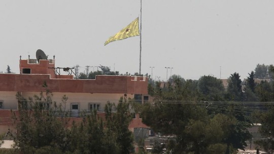 L&aacute; cờ của YPG cắm gần bi&ecirc;n giới Syria - Thổ Nhĩ Kỳ
