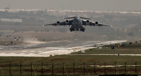 Một m&aacute;y bay của kh&ocirc;ng qu&acirc;n Mỹ cất c&aacute;nh từ căn cứ kh&ocirc;ng qu&acirc;n Incirlik hồi năm 2013