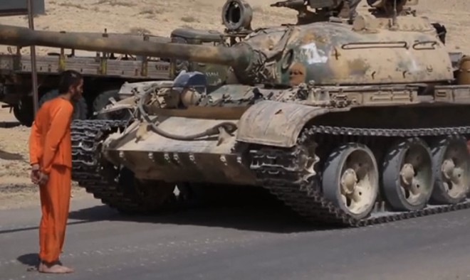 Tổ chức khủng bố IS tung video quay cảnh xe tăng của nh&oacute;m n&agrave;y c&aacute;n qua người một binh sĩ Syria 