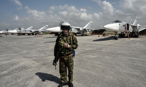 Phi c&ocirc;ng kh&ocirc;ng qu&acirc;n Nga chuẩn bị l&ecirc;n phi cơ Su-24 tại căn cứ kh&ocirc;ng qu&acirc;n Hmeimim của Nga ở Latakia, Syria