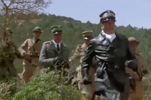 Một đoạn trong video cho thấy cảnh nh&acirc;n vật của Oliver Reed đang nh&igrave;n qu&acirc;n đội Italy bị tấn c&ocirc;ng
