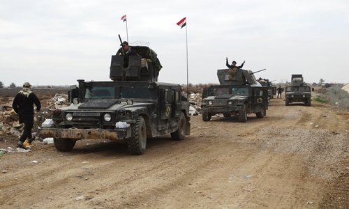 C&aacute;c lực lượng an ninh Iraq điều khiển phương tiện qu&acirc;n sự hướng về trung t&acirc;m th&agrave;nh phố Ramadi ng&agrave;y 24/12