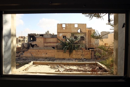 Một t&ograve;a nh&agrave; bị hư hại trong giao tranh ở th&agrave;nh phố Benghazi, Libya