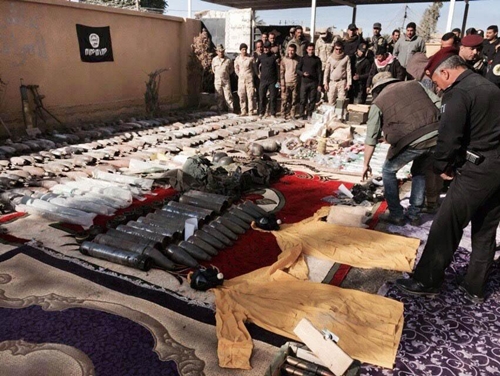 Lực lượng an ninh Iraq kiểm tra số vũ kh&iacute; v&agrave; đạn dược thu hồi được sau khi gi&agrave;nh lại th&agrave;nh phố Ramadi, tỉnh Anbar, từ tay khủng b&ocirc;́ IS