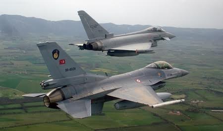 Chiến đấu cơ Thổ Nhĩ Kỳ oanh tạc c&aacute;c mục ti&ecirc;u của khủng bố IS tại Syria