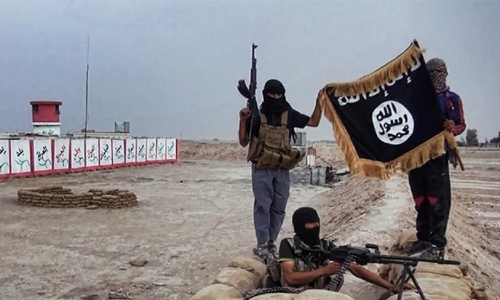 Khủng bố IS chụp ảnh sau khi chiếm một điểm kiểm so&aacute;t qu&acirc;n sự ở tỉnh Salahuddin, Iraq