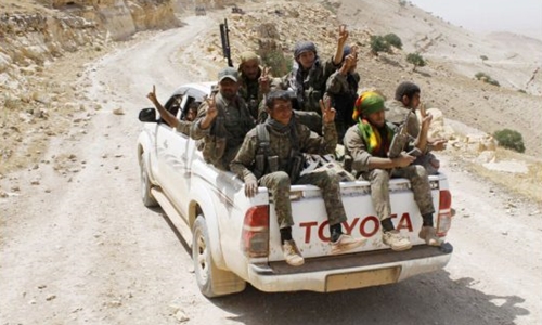 Th&agrave;nh vi&ecirc;n C&aacute;c đơn vị Bảo vệ người Kurd (YPG), một nh&oacute;m nổi dậy thuộc li&ecirc;n minh C&aacute;c lực lượng D&acirc;n chủ Syria (SDF)