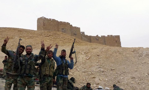 Qu&acirc;n đội ch&iacute;nh phủ Syria vẫy ch&agrave;o gần th&agrave;nh cổ Palmyra sau khi giành được chi&ecirc;́n thắng trước khủng b&ocirc;́ IS 