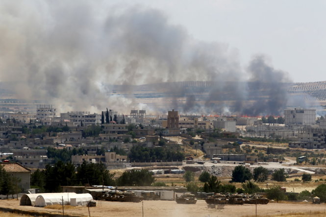 ​Kh&oacute;i lửa bốc l&ecirc;n từ một ng&ocirc;i l&agrave;ng người Kurd ở Kobane 