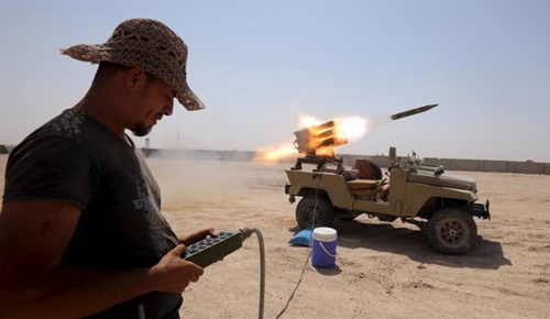 Thành viên lực lượng bán quân sự Iraq khai hỏa tên lửa nhằm vào cứ điểm của khủng bố IS bên ngoài thành phố Falluja, tỉnh Anbar Thành viên lực lượng bán quân sự Iraq khai hỏa tên lửa nhằm vào cứ điểm của khủng bố IS bên ngoài thành phố Falluja, tỉnh Anbar