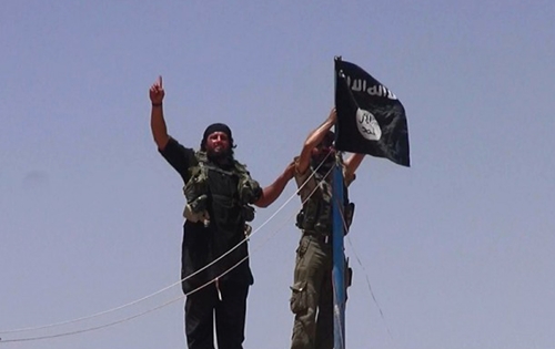 Tổ chức khủng bố IS eo cờ tại một vị tr&iacute; ph&ograve;ng thủ ở bi&ecirc;n giới Syria - Iraq th&aacute;ng 6/2014