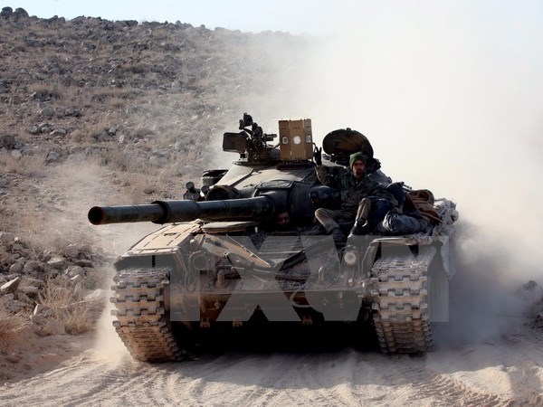 Xe tăng của qu&acirc;n đội ch&iacute;nh phủ Syria trong chiến dịch qu&acirc;n sự truy qu&eacute;t phiến qu&acirc;n khủng b&ocirc;́ IS