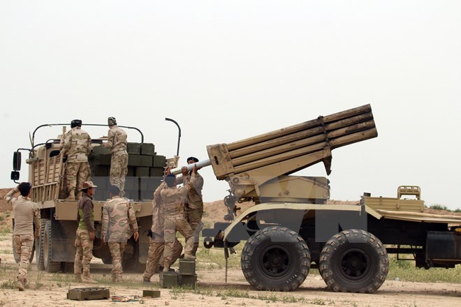 Binh sỹ qu&acirc;n đội Iraq chuẩn bị bệ ph&oacute;ng rocket trong chiến dịch chống khủng b&ocirc;́ IS tại th&agrave;nh phố Makhmur