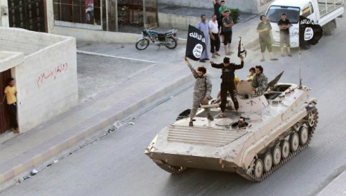 Các tay súng thu&ocirc;̣c t&ocirc;̉ chức khủng b&ocirc;́ IS diễu h&agrave;nh tr&ecirc;n đường phố Syria