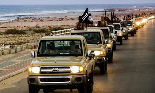 Đo&agrave;n xe của t&ocirc;̉ chức khủng b&ocirc;́ IS diễu h&agrave;nh ở th&agrave;nh phố Sirte, Libya