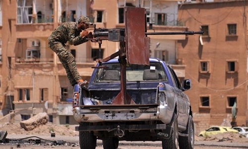 Th&agrave;nh vi&ecirc;n C&aacute;c đơn vị Bảo vệ Người d&acirc;n (YPG) người Kurd chiến đấu chống lại tổ chức khủng bố IS ở khu al-Nashwa, Hasakeh, h&ocirc;m 26/7
