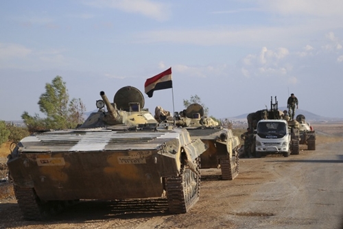 Xe bọc th&eacute;p qu&acirc;n đội Syria di chuyển đến l&agrave;ng Morek, Syria, hồi th&aacute;ng 10