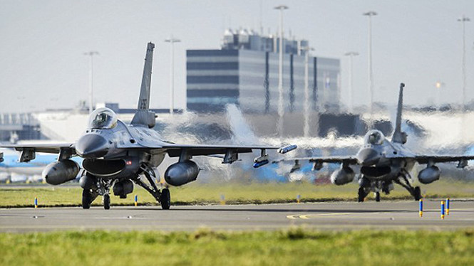 Hai chiếc F-16 của Kh&ocirc;ng qu&acirc;n H&agrave; Lan tham gia diễn tập ở Amsterdam, H&agrave; Lan