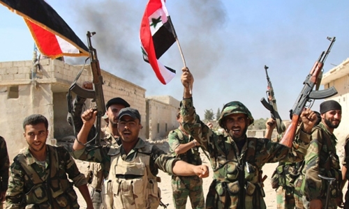 Binh sĩ qu&acirc;n đội Syria ăn mừng chi&ecirc;́n thắng trước t&ocirc;̉ chức khủng b&ocirc;́ IS 