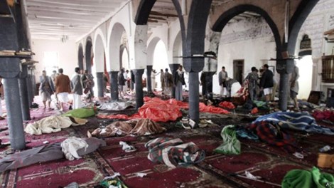 Hiện trường vụ đ&aacute;nh bom đẫm m&aacute;u v&agrave;o đền thờ ở Yemen hồi th&aacute;ng 3-2015 