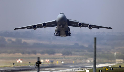 Một m&aacute;y bay vận tải C-5 Galaxy của Mỹ cất c&aacute;nh từ căn cứ kh&ocirc;ng qu&acirc;n Incirlik ở Adana, Thổ Nhĩ Kỳ h&ocirc;m 10/8