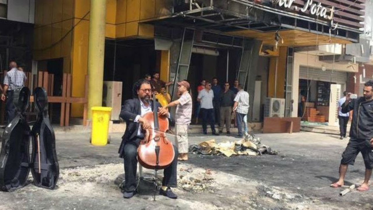 Nghệ sĩ Wasfi với tiếng đ&agrave;n cello giữa cảnh hoang t&agrave;n do IS g&acirc;y ra tại Iraq 
