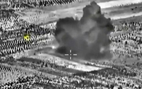 Kh&oacute;i bốc l&ecirc;n từ vị tr&iacute; m&aacute;y bay Nga vừa dội bom ở Syria