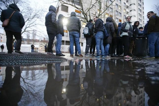 Người tị nạn xếp h&agrave;ng trước Văn ph&ograve;ng Y tế v&agrave; X&atilde; hội Berlin- Đức