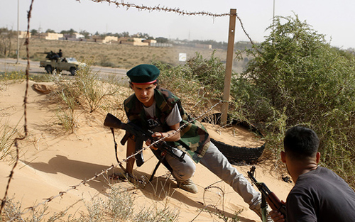 Một tay s&uacute;ng thuộc li&ecirc;n minh Libya Dawn trong chiến dịch chống IS ở khu vực gần th&agrave;nh phố Sirte