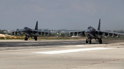 Hai chiến đấu cơ Su-25 chuẩn bị cất c&aacute;nh ở căn cứ kh&ocirc;ng qu&acirc;n Khmeimim chuẩn bị cho cuộc kh&ocirc;ng k&iacute;ch khủng bố IS 