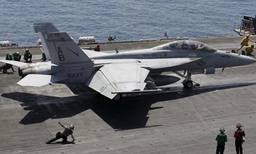 Chiến đấu cơ F/A-18E/F Super Hornet h&ocirc;m 18/6 chuẩn bị cất c&aacute;nh thực hiện nhiệm vụ kh&ocirc;ng k&iacute;ch khủng bố IS từ t&agrave;u s&acirc;n bay USS Theodore Roosevelt 