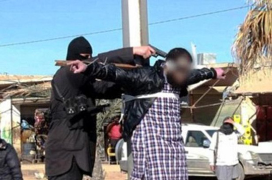 Phi&ecirc;́n qu&acirc;n khủng b&ocirc;́ IS đ&oacute;ng đinh rồi bắn chết 4 người ở Raqqa