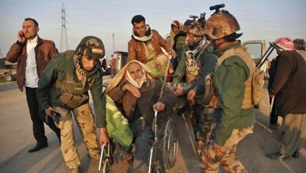 Một cụ gi&agrave; thuộc bộ tộc Yazidi được c&aacute;c tay s&uacute;ng IS ph&oacute;ng th&iacute;ch tại Iraq hồi th&aacute;ng 1/2015