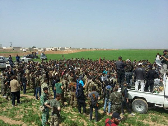C&aacute;c tay s&uacute;ng Qu&acirc;n đội Syria Tự do tập trung b&ecirc;n ngo&agrave;i thị trấn Al-Rai, ph&iacute;a Bắc TP Aleppo