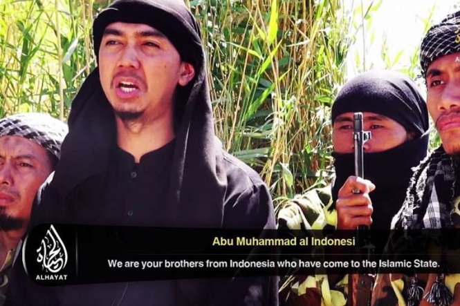 Một nh&oacute;m người Indonesia xuất hiện trong đoạn phim do IS tung ra n&oacute;i rằng những người n&agrave;y đ&atilde; gia nhập t&ocirc;̉ chức khủng b&ocirc;́IS