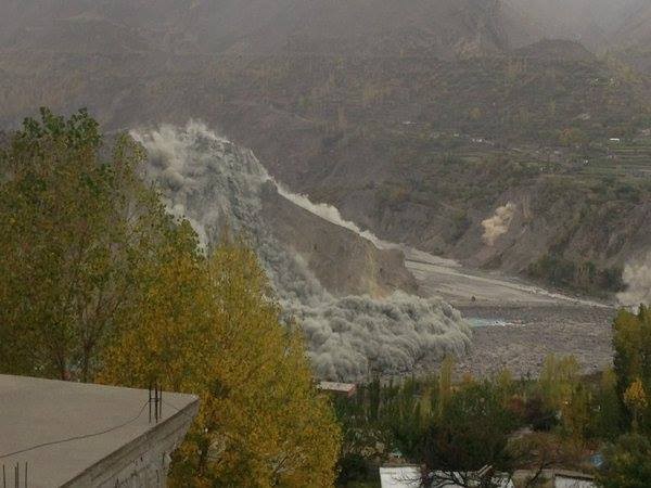 Sông băng tại thung lũng Hunza, vùng Kashmir sạt lở do động đất