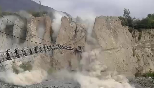 Lở đất ở 1 cây cầu gần Danyore, Pakistan
