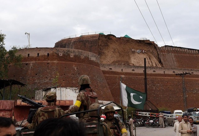 Quân đội Pakistan quan sát một pháo đài bị hư hại do trận động đất gây ra ở Peshawar