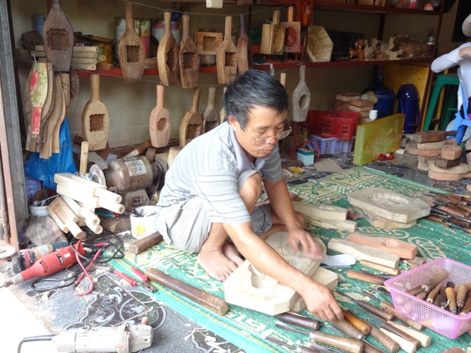 Có những chiếc khuôn được đặt riêng với hình mẫu phức tạp, tốn thời gian giá của nó có thể lên tới vài triệu. Khuôn bánh Kinh Đô có giá 250.000 đồng, khuôn cá chép to có giá 500.000 đồng, các khuôn nhỏ hình đầu lợn, cá chép, gấu hay các nhân vật vật hoạt hình có 100.000 đồng trở nên.