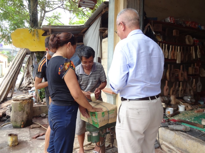 Ông Bản đang đóng gói số khuôn để bàn giao cho khách hàng.
